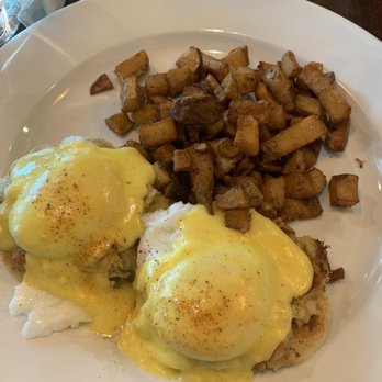 Mimosas - Crab cake Benedict - American Near Me - Denver, Colorado