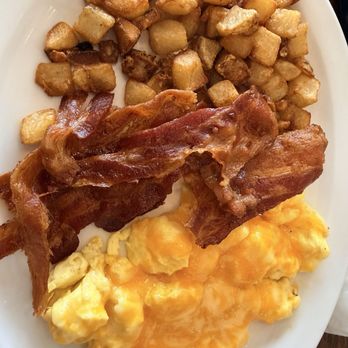 Le Peep Sandhills - Scrambled Eggs, Bacon, Crispy Potatoes - Breakfast & Brunch Near Me - Columbia, South Carolina
