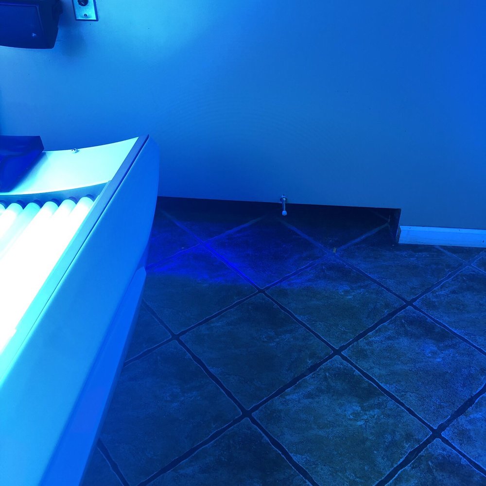 LA Tan - Floor gaps and ceiling gaps . - Spray Tanning Near Me - Chicago, Illinois