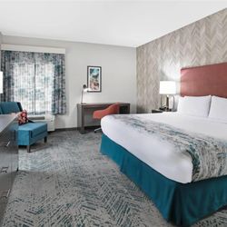 La Quinta Inn & Suites by Wyndham DFW - Guest room