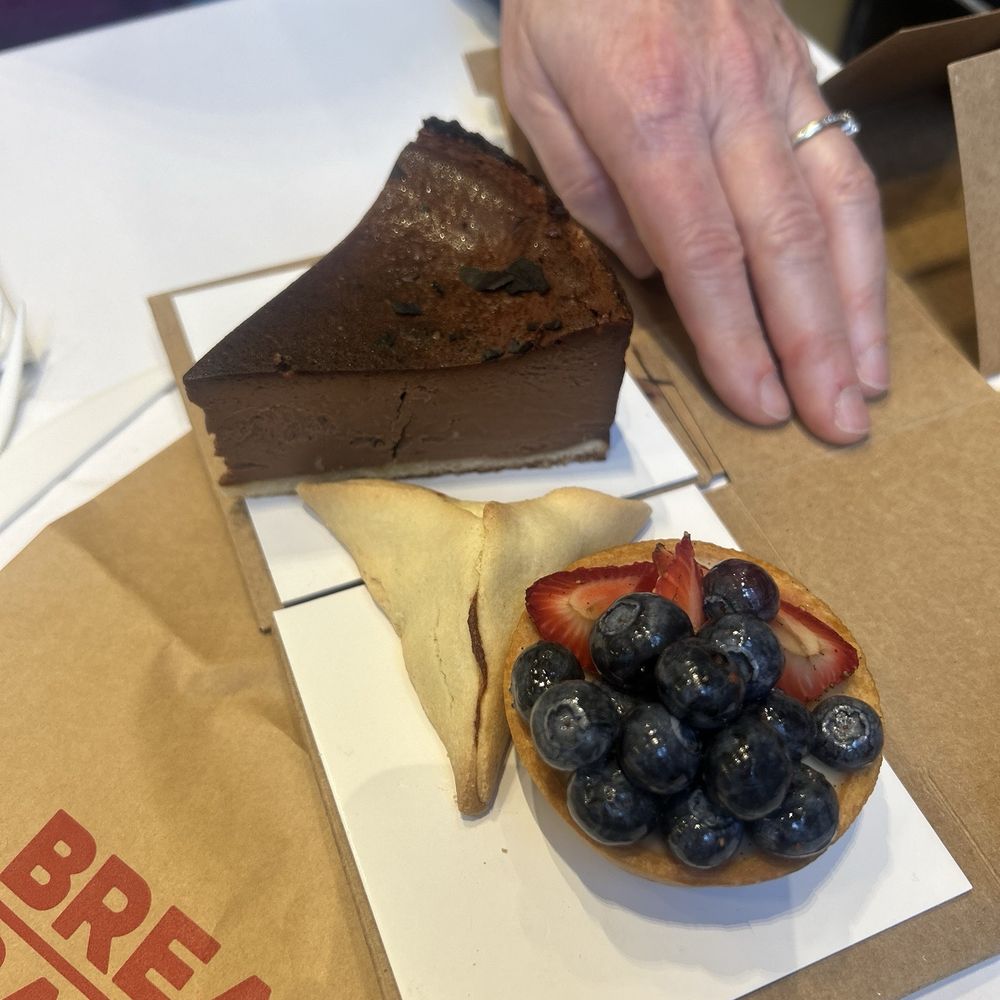 Mini fruit tartlet, date hamanschatan, chocolate basque cheesecake.