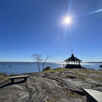Manor Park & Beach - Nice paths to walk, very serene and great water views - Parks Near Me - Larchmont, New York