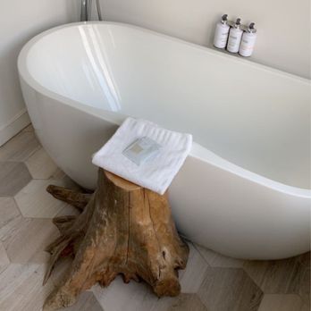 Field Guide Lodge - Bathtub in the treehouse suite - Hotels Near Me - Stowe, Vermont Field Guide Lodge - Bathtub in the treehouse suite - Hotels Near Me - Stowe, Vermont