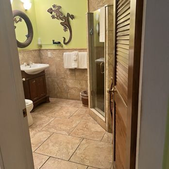 Tropical Inn - Gecko #11, bathroom with double sinks and rain shower. - Bed & Breakfast Near Me - Key West, Florida Tropical Inn - Gecko #11, bathroom with double sinks and rain shower. - Bed & Breakfast Near Me - Key West, Florida