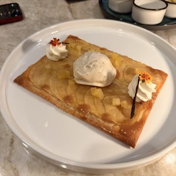 ENTYSE, Wine Bar & Lounge - Apples & Cream - New American Near Me - McLean, Virginia ENTYSE, Wine Bar & Lounge - Apples & Cream - New American Near Me - McLean, Virginia