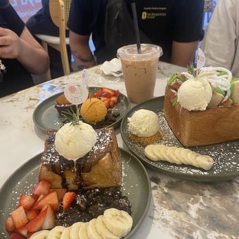 Naya Dessert Cafe - Chocolate toast, kaya toasted, thai tea lava cake - Cafes Near Me - Davis, California