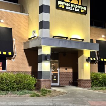 Buffalo Wild Wings - the front of a restaurant - American Near Me - Leesburg, Virginia Buffalo Wild Wings - the front of a restaurant - American Near Me - Leesburg, Virginia