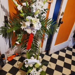 Ados Blooms - Sentiments to you (spray) w/ Sentiments to you arrangement