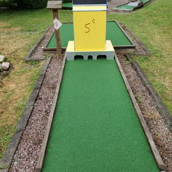 Country Cottage Ice Cream Parlor - Golf course