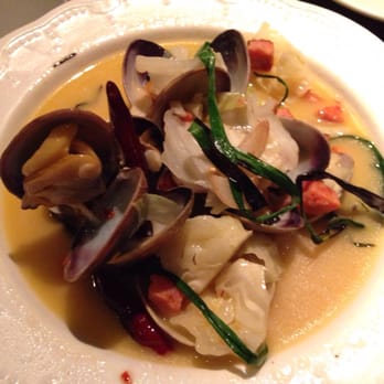 Mud Hen Water - Clams in bread-sopping broth, but alas bread is separate. 2 slices for $2. - Hawaiian Near Me - Honolulu, Hawaii Mud Hen Water - Clams in bread-sopping broth, but alas bread is separate. 2 slices for $2. - Hawaiian Near Me - Honolulu, Hawaii