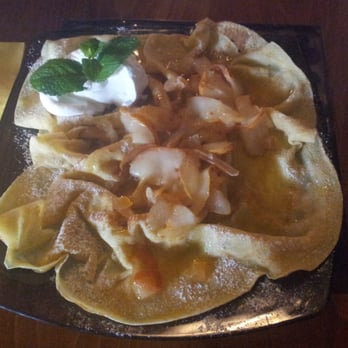 Café Girafe - Pancake with pears - French Near Me - Prague, Puerto Rico