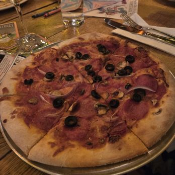 McMenamins Old St. Francis School - Cold pizza.  This must have been sitting for 45 minutes before brought out. - Breweries Near Me - Bend, Oregon