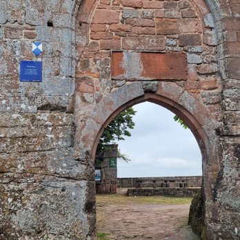 Madenburg - Durchgang zum Innenhof - Castles Near Me