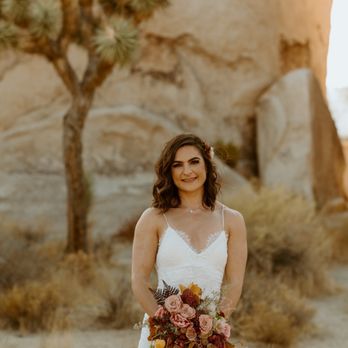 Botanicamuse - Bridal bouquet and hair comb - Florists Near Me