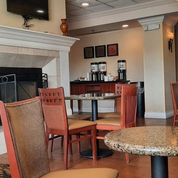 Hampton Inn Anderson - Coffee area in the lobby. Tables and chairs for morning breakfast. - Hotels Near Me - Anderson, Indiana Hampton Inn Anderson - Coffee area in the lobby. Tables and chairs for morning breakfast. - Hotels Near Me - Anderson, Indiana