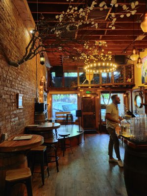 Oberon's Cocktail Bar & Venue by null