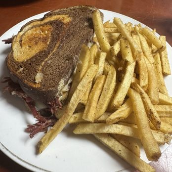 Guffs Grub And Pub - Reuben Sandwich - Pubs Near Me Guffs Grub And Pub - Reuben Sandwich - Pubs Near Me