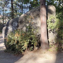 Alpine View Rv Park & Campgrounds - Boulder behind camper