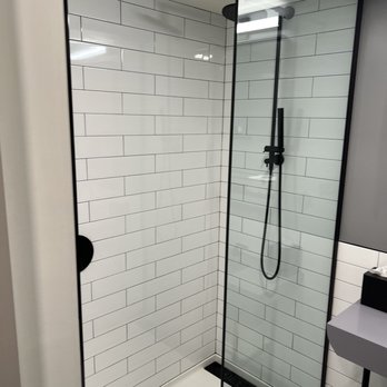 Moxy Portland Downtown - Shower - Hotels Near Me - Portland, Oregon Moxy Portland Downtown - Shower - Hotels Near Me - Portland, Oregon