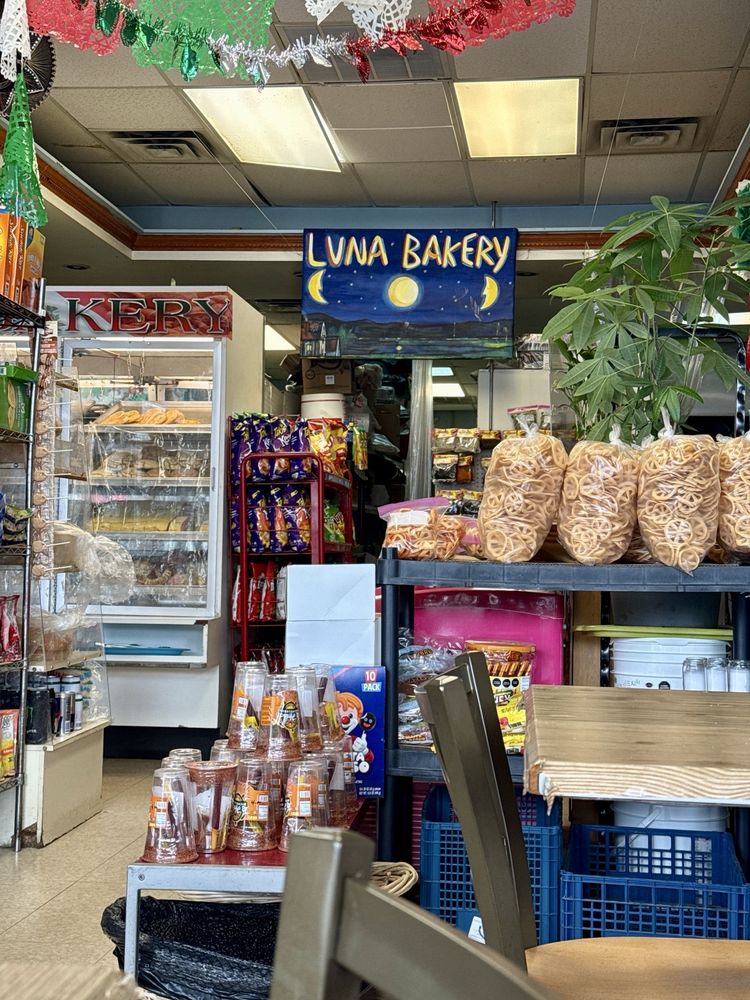 Luna Bakery Logo