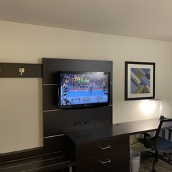 Holiday Inn Express & Suites Tracy - Table & TV