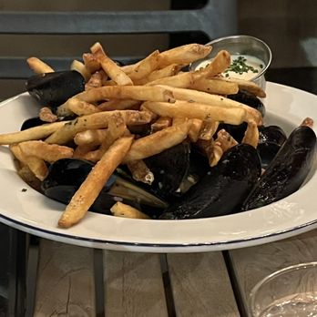 Earl's Premier - Winter Mussels and fries - American Near Me - Kansas City, Missouri Earl's Premier - Winter Mussels and fries - American Near Me - Kansas City, Missouri