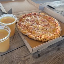 Luna Valley Pizza Farm - Cheese pizza and some Pulpit Rock Brewing Saftigs