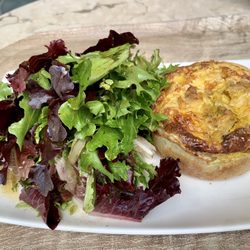 Le Jardin du Petit Palais - A la carte savory tart with curry chicken and onions and salad 14.50 euros - delicious