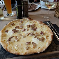 "Pizza al Lago" mit Salsiccia, Mozzarella und Steinpilzen