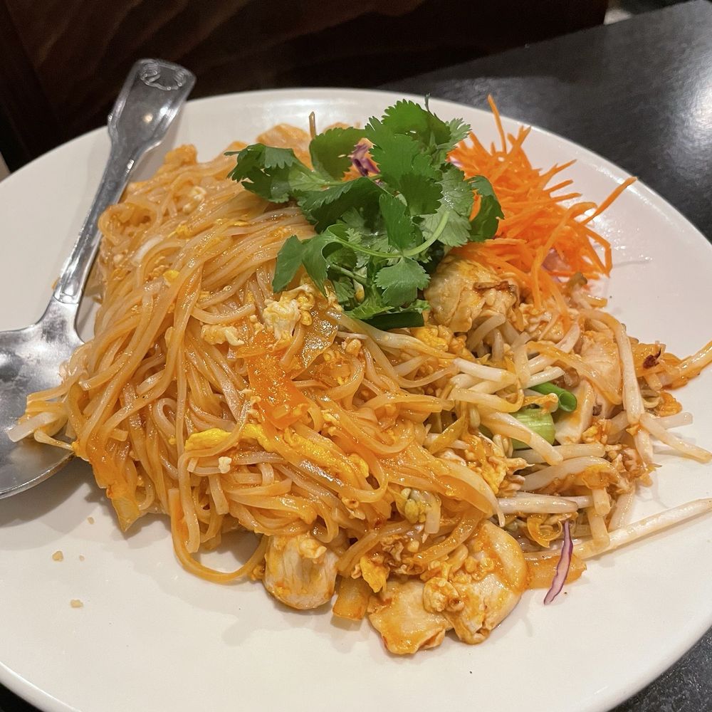 Meun Fan Thai Cafe - Pad thai with chicken - Thai Near Me - Goleta, California Meun Fan Thai Cafe - Pad thai with chicken - Thai Near Me - Goleta, California