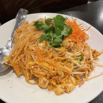 Meun Fan Thai Cafe - Pad thai with chicken - Thai Near Me - Goleta, California