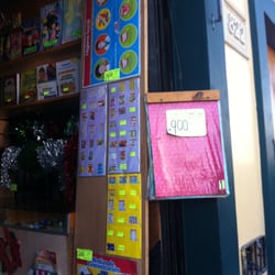 Librería y Papelería Hidalgo - Muchos artículos lucen a plena vista.