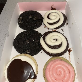 Crumbl - Edgewater - Bakeries Near Me - Edgewater, Colorado Crumbl - Edgewater - Bakeries Near Me - Edgewater, Colorado