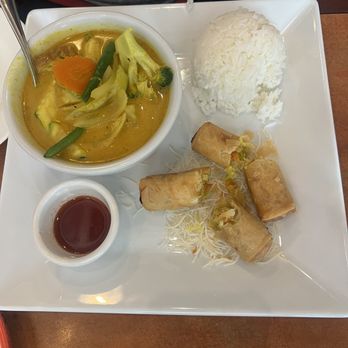 Kao Sarn Thai Cuisine - Veggie Crispy Rolls & Yellow Curry Lunch - Thai Near Me - Richmond, California Kao Sarn Thai Cuisine - Veggie Crispy Rolls & Yellow Curry Lunch - Thai Near Me - Richmond, California