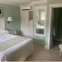 Southampton Village Motel - Room with lots of closet space