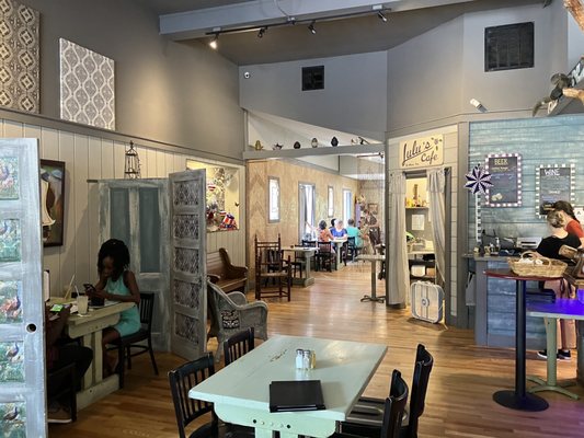 Lulu's On Main by null