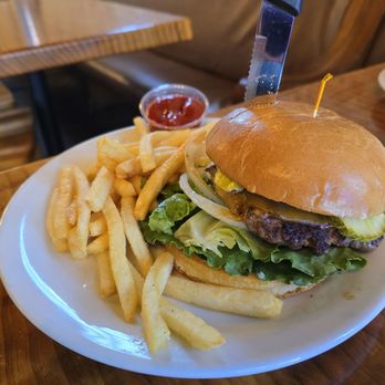 Gilgamesh Brewing - Independence - Gilga burger - Pizza Near Me - Independence, Oregon