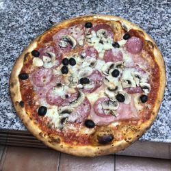 Restaurant "La Perla" im Schießsportzentrum - Pizza Salami Oliven Pilze....