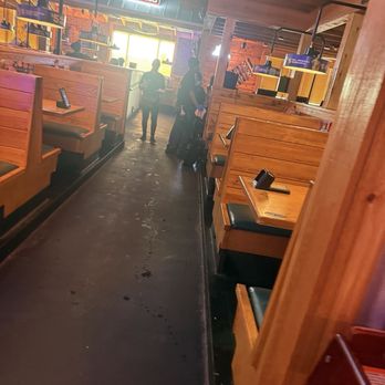 Texas Roadhouse - Entire empty sections with staff standing around - Steakhouses Near Me - Opelika, Alabama