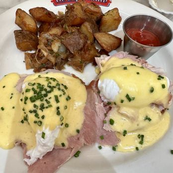 Le Diplomate - Eggs Benedict - Brasseries Near Me - Washington, DC, District of Columbia