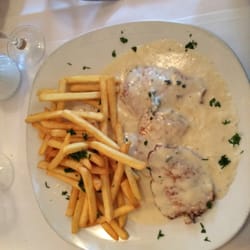 Pizzeria Da Carlo - Kalbsschnitzel mit Gorgonzola und Pommes.