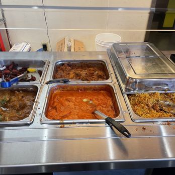 Curries & Biryanis - Goat curry Butter chicken Chicken curry (boneless) Chicken Chettinad Apollo fish Chilli paneer Guntur chicken biryani - Buffets Near Me - Folsom, California
