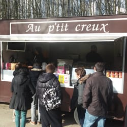 Au P'tit Creux - Slammed during lunch on a sunny day.