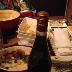 Fondue & Fondue - er worden geen lege glazen en lege flessen van tafel gehaald. Toen we waren uitgegeten zat ik zo 45 minuten