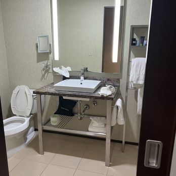 Moonrise Hotel - Bathroom - Hotels Near Me - Saint Louis, Missouri