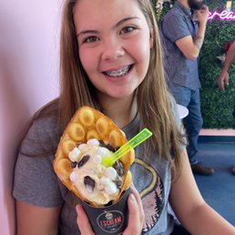 Bubble waffle cone