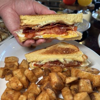 The Parkside Cafe - Cafes Near Me - Bristol, Connecticut