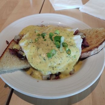 Red Onion Cafe - Hash eggs Benedict - Breakfast & Brunch Near Me - Racine, Wisconsin