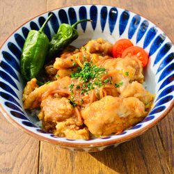 Little Tokyo - Poulet Kala-Agé : Poulet frit croustillant mariné dans une sauce aigre douce, des poireaux, carottes, de l'ail, gingembre, piments doux, riz