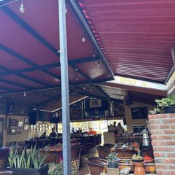 Teo's Bar And Grill - Seating area